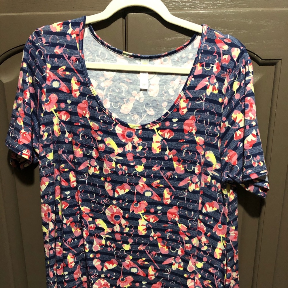 Large LuLaRoe perfect T new without tag.